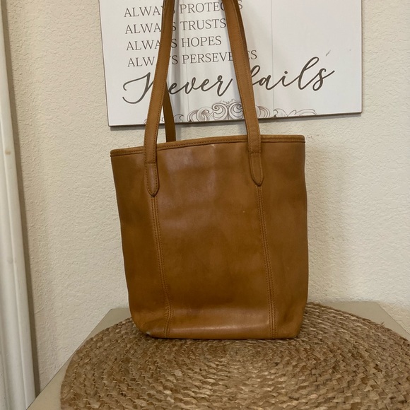 COACH Tan purse. See pics for condition & measurements - Picture 2 of 11